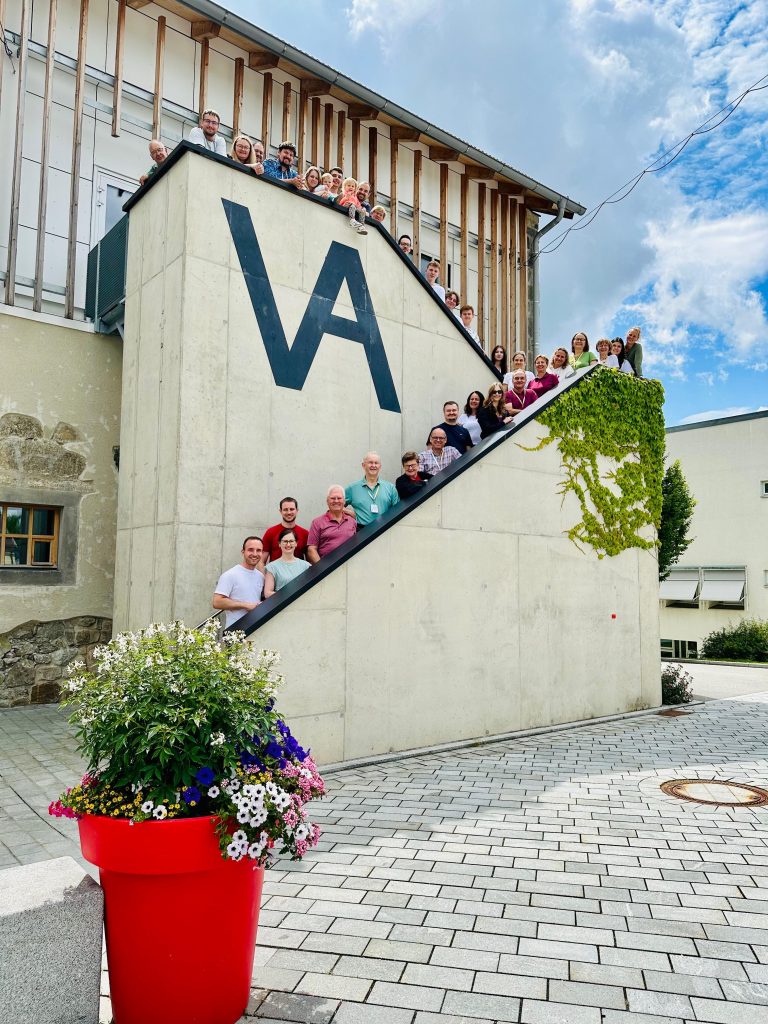 Das Blasorchester Ismaning vor der Volksmusikakademie in Freyung.